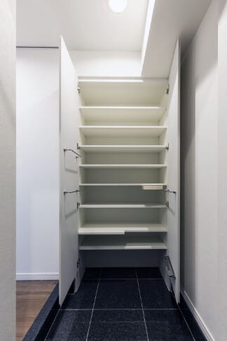 Large-capacity shoe closet image